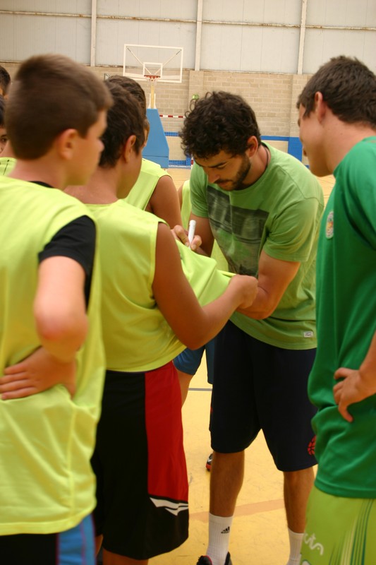 I&ntilde;aki Sanz comparte canastas en el Campus de Estella